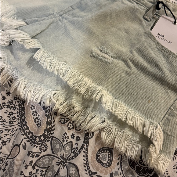 Forever 21 Women Low Rise Shorts (Size: 30) - Picture 3 of 6